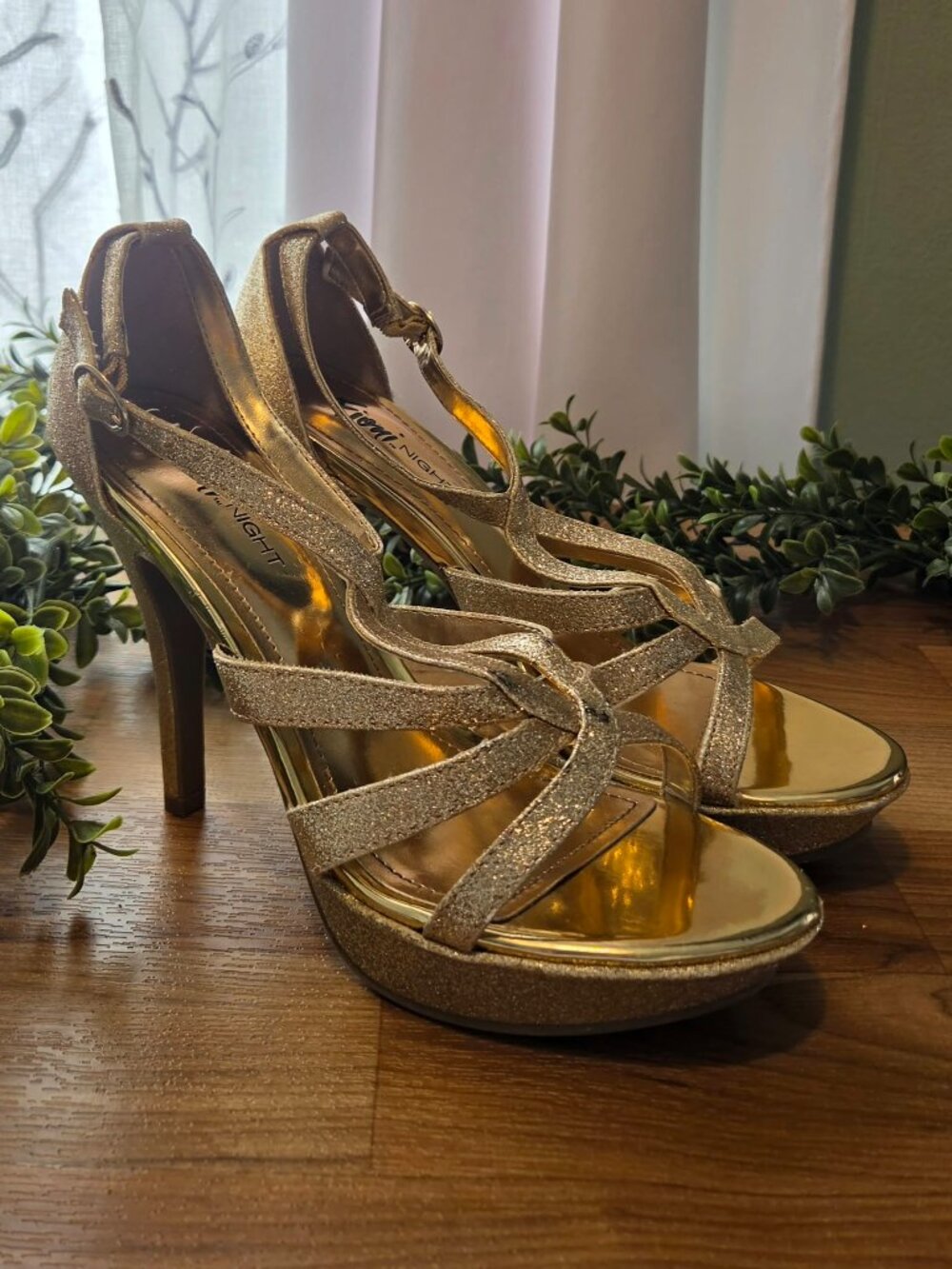 Fioni Night Gold Glitter Strappy Platform Heeled Sandals - Size 6.5